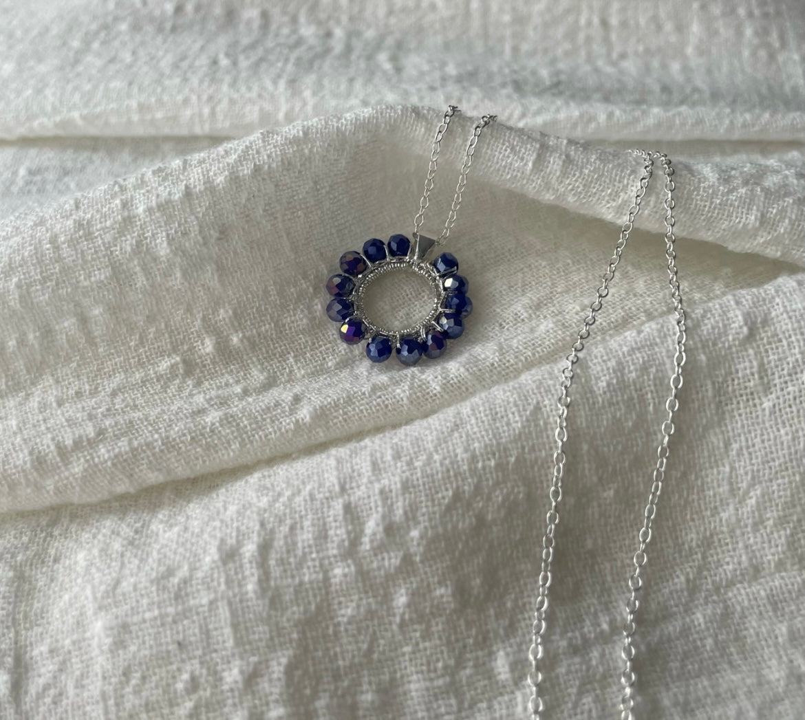 Elegante collana in argento 925 con ciondolo lavorato al uncinetto e cristalli blu